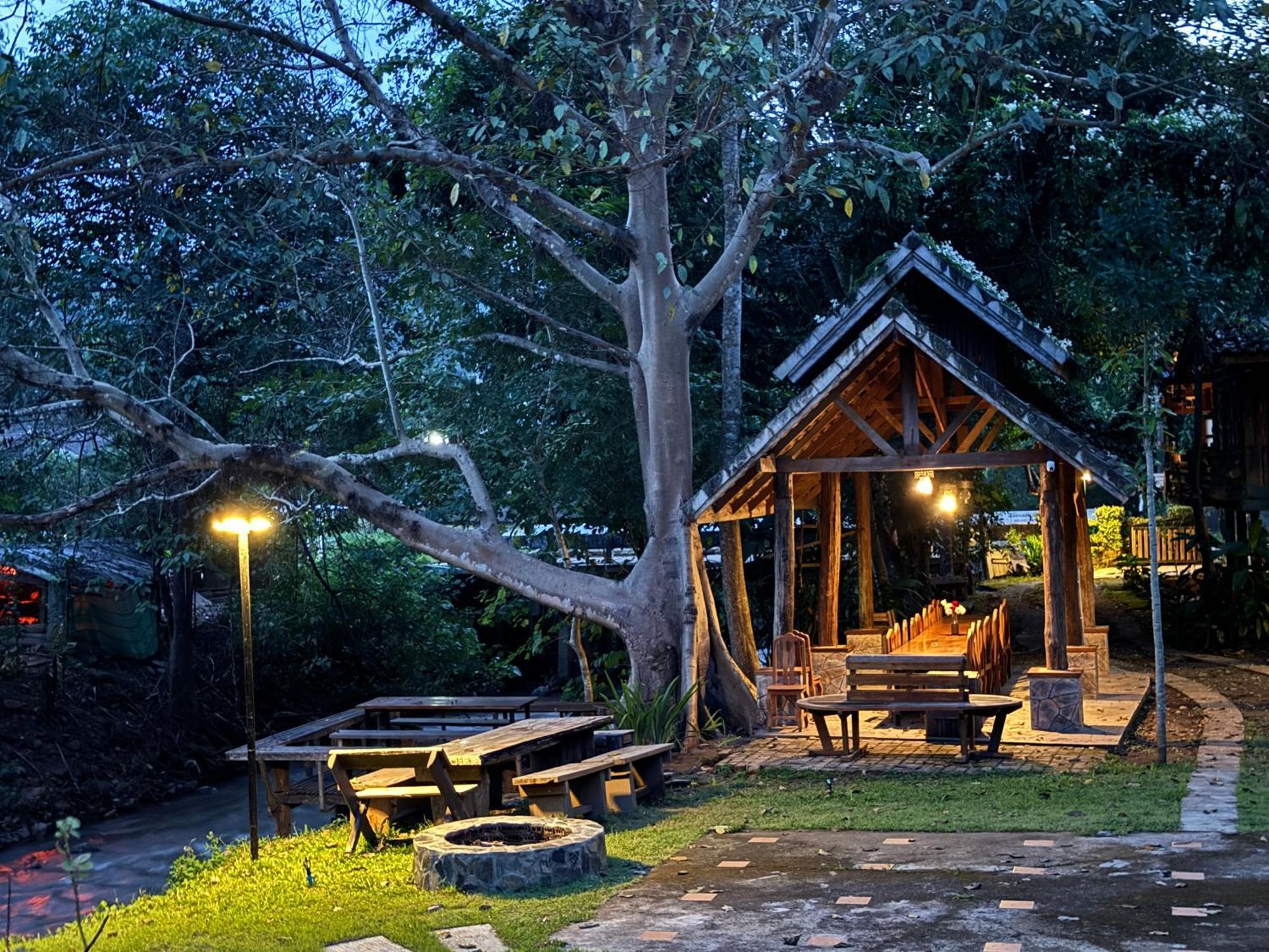 Ban Kaew Mo Ra Glamping & Restaurant Hotell Pang Mapha Eksteriør bilde