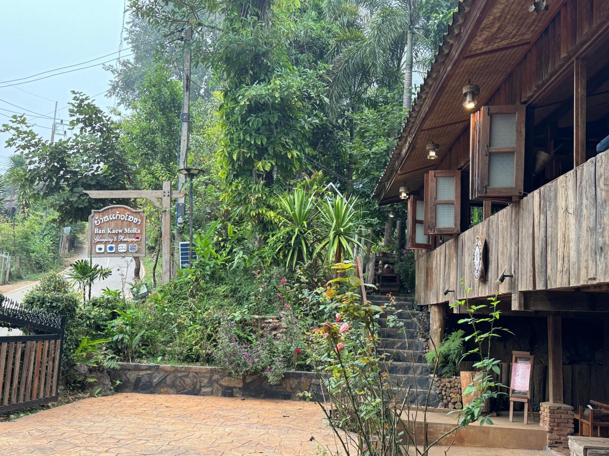 Ban Kaew Mo Ra Glamping & Restaurant Hotell Pang Mapha Eksteriør bilde