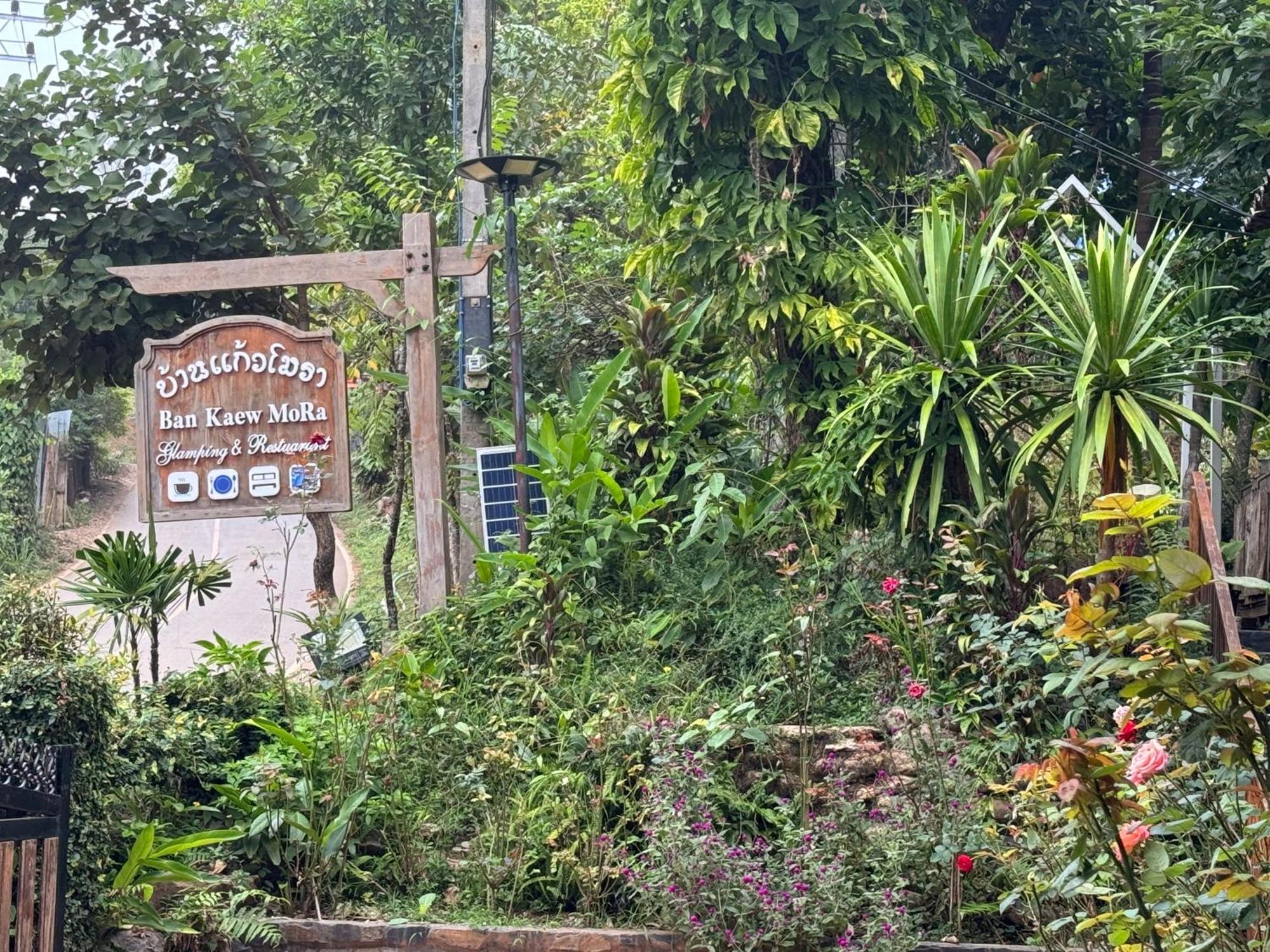 Ban Kaew Mo Ra Glamping & Restaurant Hotell Pang Mapha Eksteriør bilde
