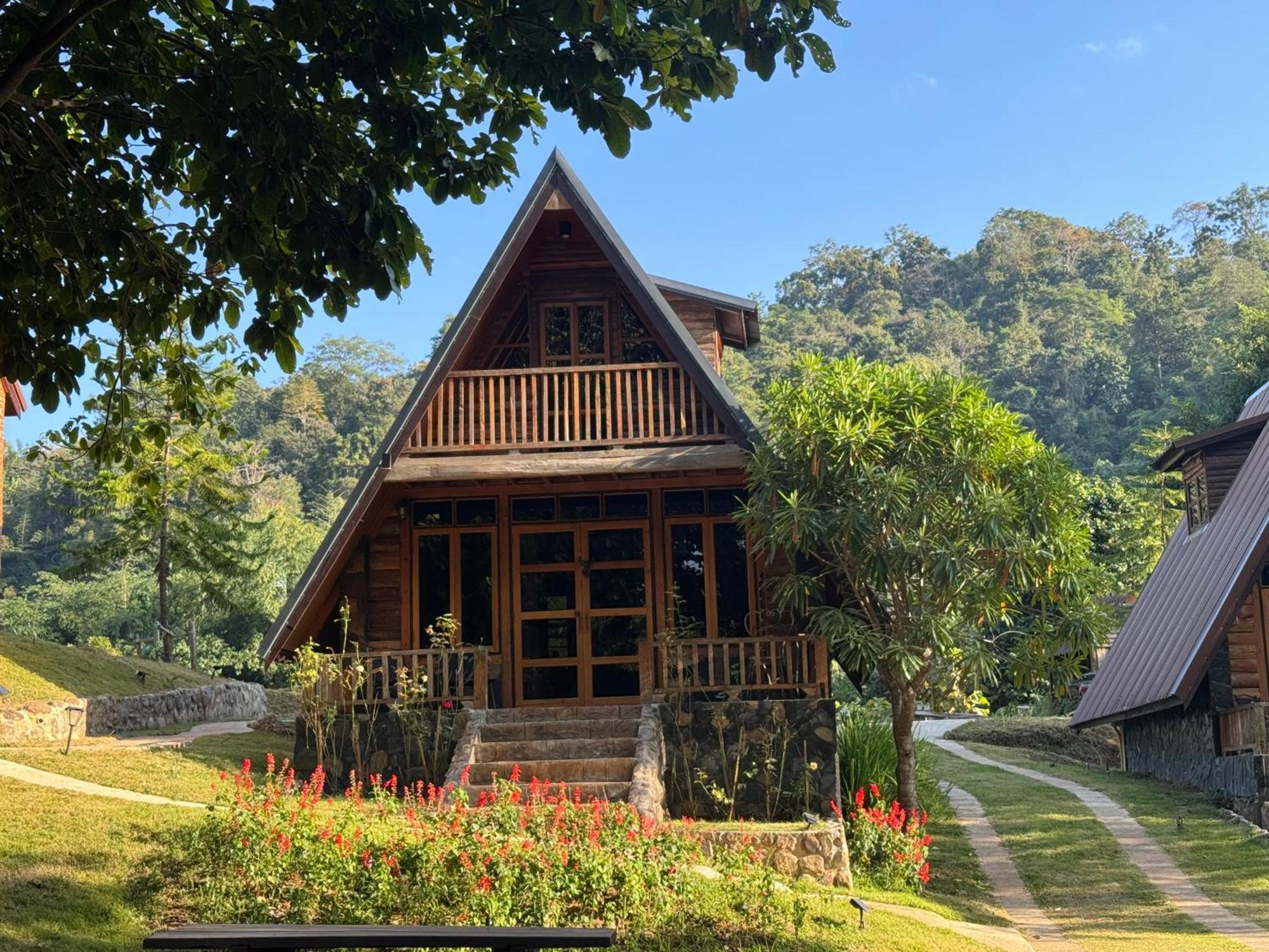 Ban Kaew Mo Ra Glamping & Restaurant Hotell Pang Mapha Eksteriør bilde
